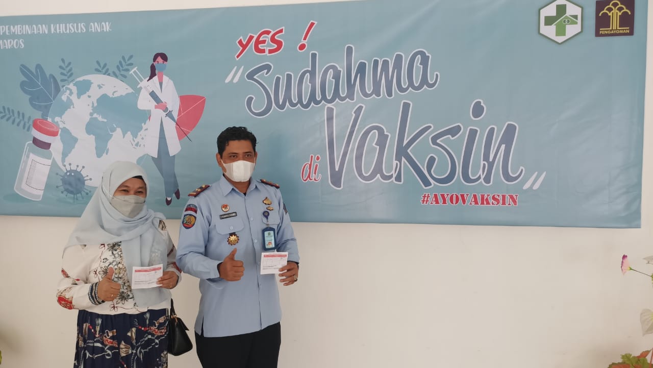 Tubagus Chaidir Kepala Lembaga Pembinaan Khusus Anak (LPKA) Kelas ll Maros Setelah Divaksin oleh Tim Vaksinator Puskesmas Mandai