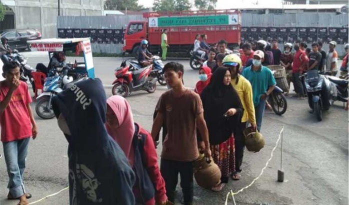 Antrian Panjang Warga Mau Mengambil Elpiji di Pangkalan