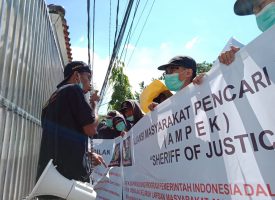 Ratusan orang yang tergabung dalam Aliansi Masyarakat Pencari Keadilan (AMPEK) menggelar aksi unjuk rasa di depan Pengadilan Tinggi (PT) Jawa Barat (Jabar), yang terletak di Jalan Cimuncang No 21D, Padasuka, Kecamatan Cibeunying Kidul, Kota Bandung, Kamis 8 April 2021.