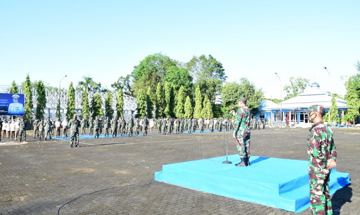 Komandan Lantamal VI (Danlantamal VI) Laksamana Pertama TNI Dr. Benny Sukandari, S.E., M.M., CHRMP, saat memimpin apel gabungan di Lapangan Ararfuru Mako Lantamal VI