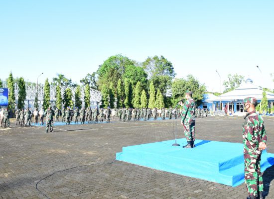 Komandan Lantamal VI (Danlantamal VI) Laksamana Pertama TNI Dr. Benny Sukandari, S.E., M.M., CHRMP, saat memimpin apel gabungan di Lapangan Ararfuru Mako Lantamal VI