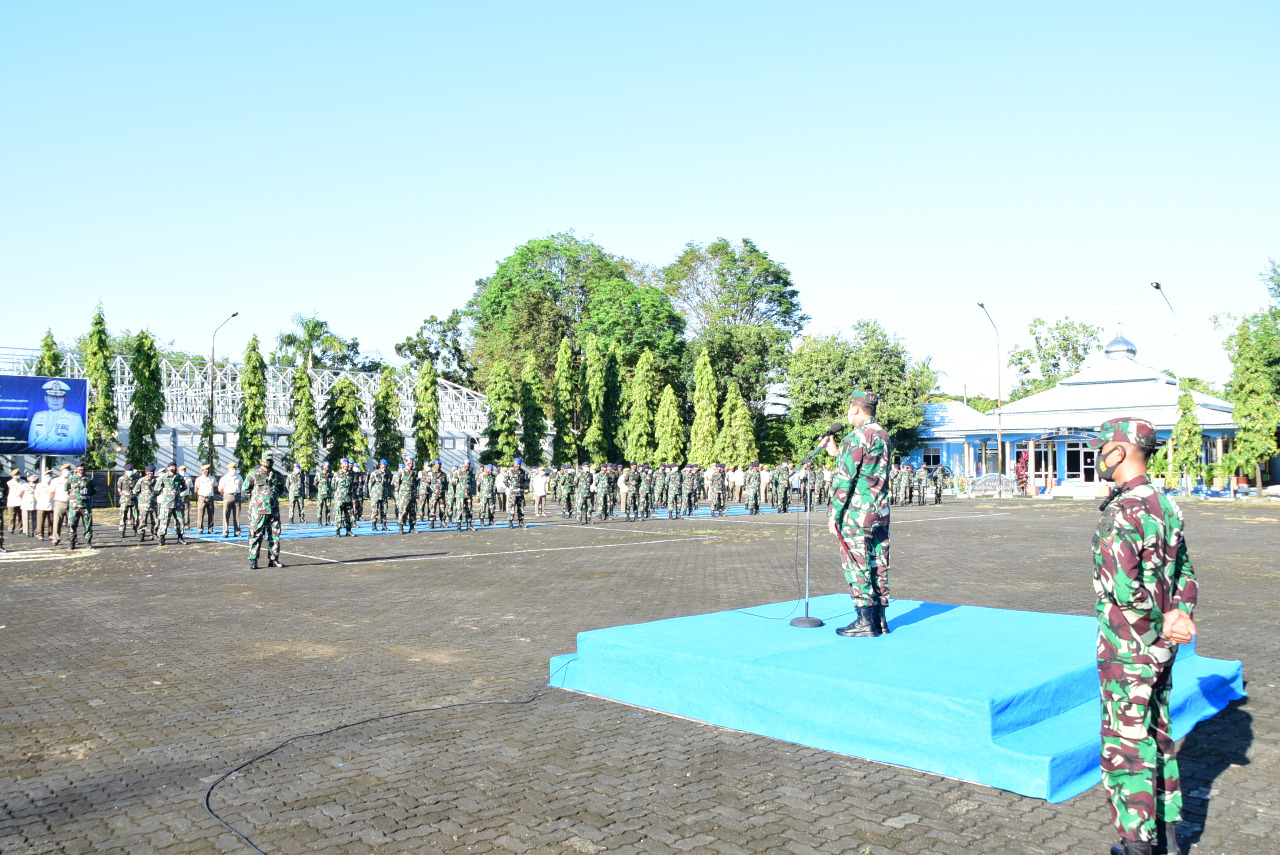 Komandan Lantamal VI (Danlantamal VI) Laksamana Pertama TNI Dr. Benny Sukandari, S.E., M.M., CHRMP, saat memimpin apel gabungan di Lapangan Ararfuru Mako Lantamal VI