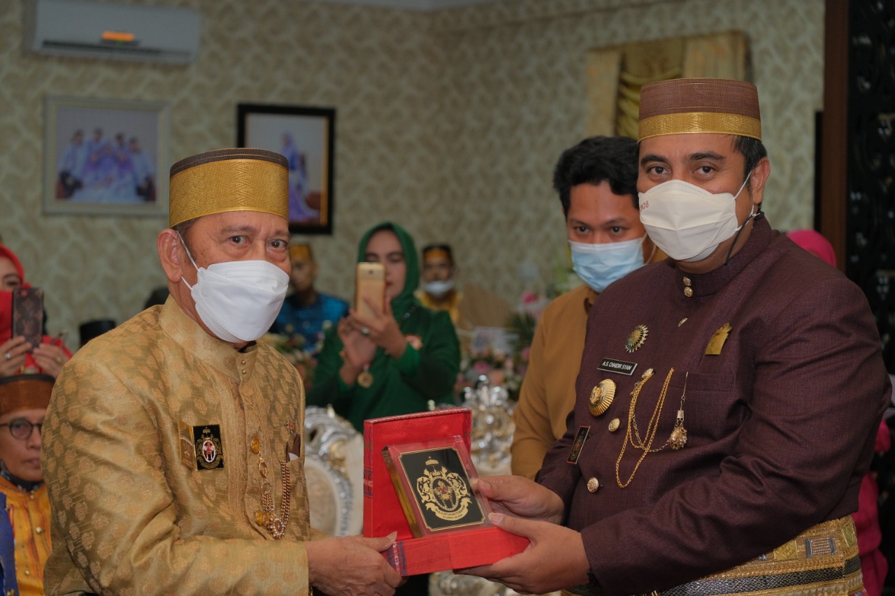 YM Andi Pamadengrukka Mappanyompa (Arung Timurung) Ketua Agung Pengurus Pusat MKT Sulawesi Selatan (Kanan) & H.AS.Chaidir Syam. S.Ip., M.H. Bupati Kabupaten Maros (Kiri)