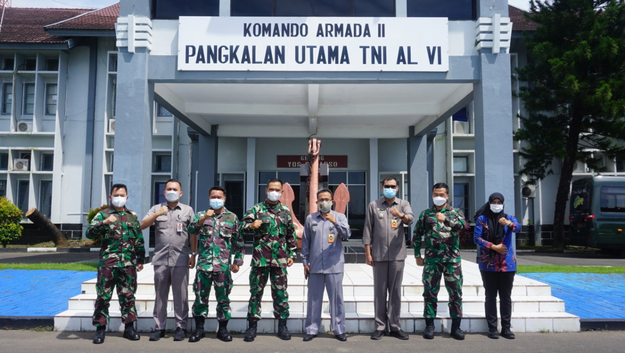 Wakil Komandan Lantamal Vl Makassar Beserta Jajaran Terima Kunjungan Kerja Tim Kemenko Polhukam di Mako Lantamal Vl Makassar ( Foto : Nur Fajriansyah )