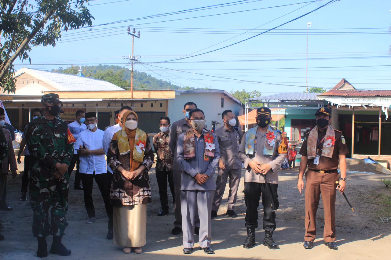Tim Kemenko Polhukam (Tengah) Wakil Bupati Maros (Kanan) Kapolres Maros (Kiri) Saat melakukan Kunjungan ke Balla Ewako Desa Sudirman