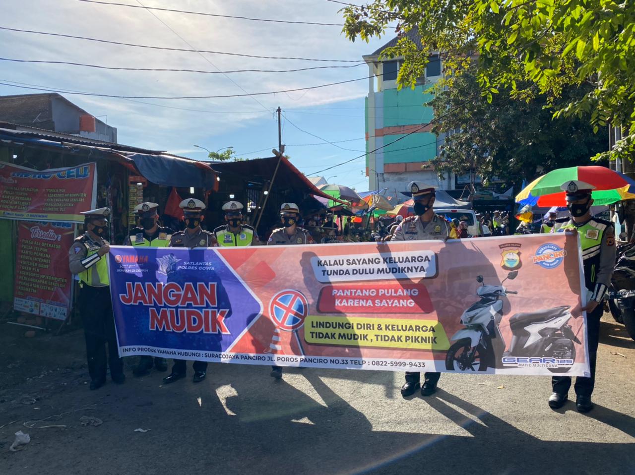 Kasat Lantas Polres Gowa AKP Mustari SH dan Personel saat Melaksanakan Giat Operasi Keselamatan 2021 di Pasar Sungguminasa Kabupaten Gowa