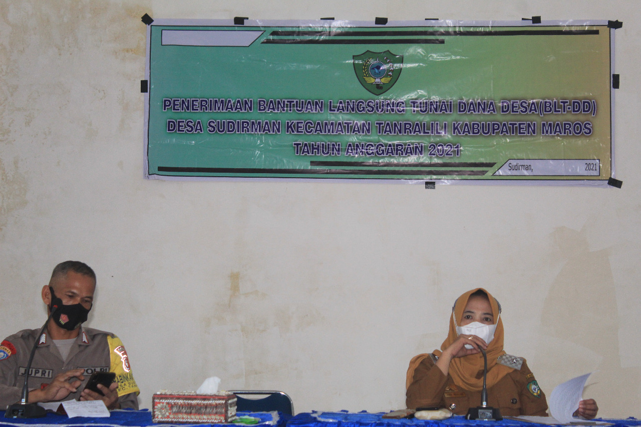 Penyaluran Manfaat Bantuan Langsung Tunai Dana Desa Tahun Anggaran 2021 di Desa Sudirman Kecamatan Tanralili Kabupaten Maros ( Foto : Nur Fajriansyah )