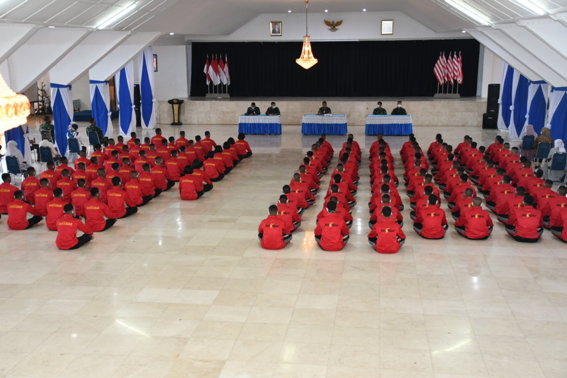 Komandan Lantamal VI (Danlantamal VI) Laksamana Pertama TNI Dr. Benny Sukandari, S.E., M.M., CHRMP melepas keberangkatan Calon siswa Bintara Pria dan Wanita dan Tamtama Prajurit Karir (PK) Gelombang I TA. 2021 di Gedung Sultan Hasanuddin Mako Lantamal VI Makassar ( Foto : Nur Fajriansyah )