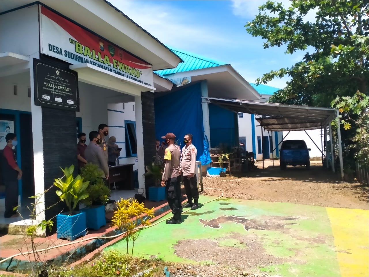Brigjen Pol Herri Dahana dan Rombongan Saat Mengunjungi Balla Ewako Desa Sudirman Kecamatan Tanralili Kabupaten Maros ( Foto : Nur Fajriansyah )
