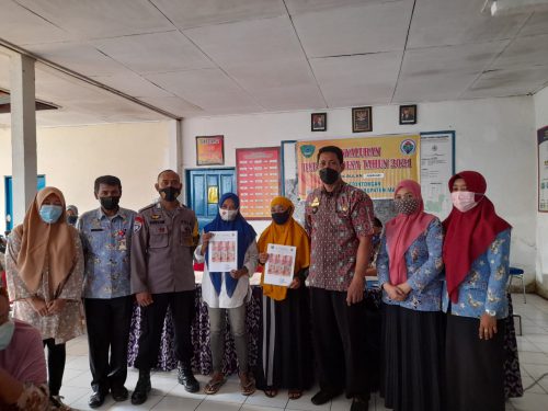 Kepala Desa Pattontongan Kawal Penyaluran Bantuan Langsung Tunai Tahap Dua ke Masyarakat Terdampak Covid – 19