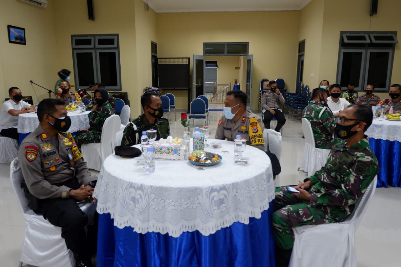 Kepala Kepolisian Resor Sleman AKBP Anton Firmanto, SH., SIK., M.Si didampingi Pejabat Utama Polres Sleman mengunjungi Markas Komando Lanal Yogyakarta di Jl. Melati Wetan No.62, Baciro, Gondokusuman, Yogyakarta, D.I Yogyakarta, Senin (26/4/2021).