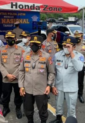 Irjen Pol Istiono saat mengecek kesiapan Operasi Ketupat 2021 di Surabaya, Kamis 29/4/2021 | foto : Istimewa
