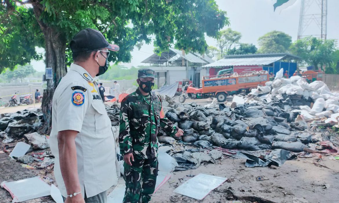 Perduli Lingkungan, Babinsa Koramil 04/KSbersama Tri Pilar Monitoring Penanganan Limbah B3 Oil Spill di Pesisir Pantai Kepulauan Seribu