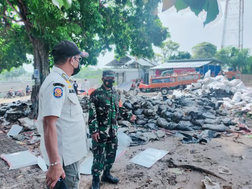 Perduli Lingkungan, Babinsa Koramil 04/KSbersama Tri Pilar Monitoring Penanganan Limbah B3 Oil Spill di Pesisir Pantai Kepulauan Seribu