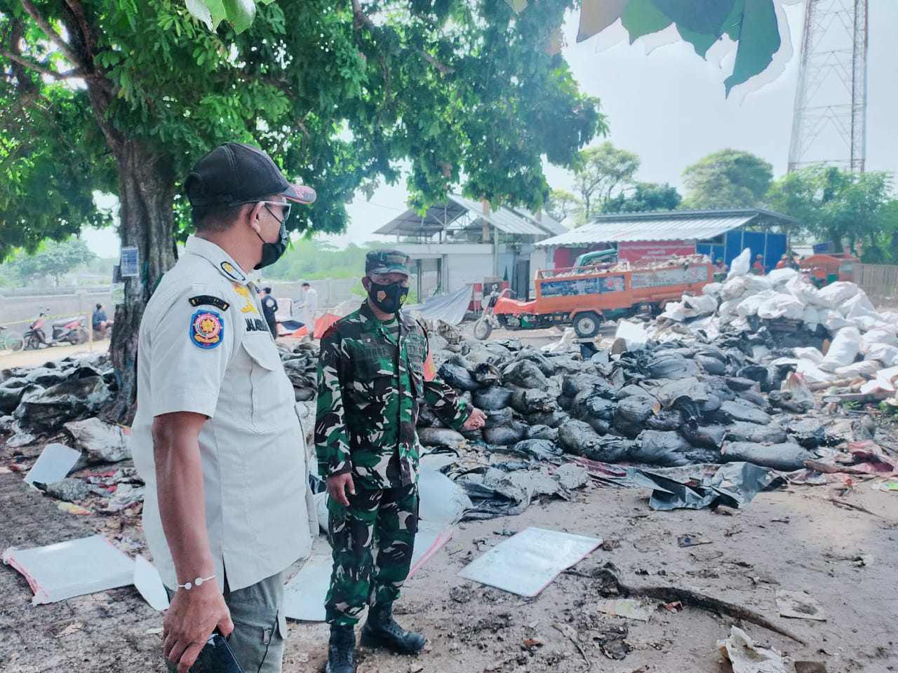Babinsa Koramil 04/KSbersama Tri Pilar Monitoring Penanganan Limbah B3 Oil Spill di Pesisir Pantai Kepulauan Seribu