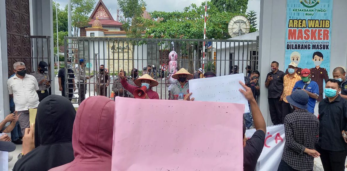 Demonstrasi di Kejaksaan Tinggi Riau, AMPeR Desak Kajati Copot Kajari Kuansing
