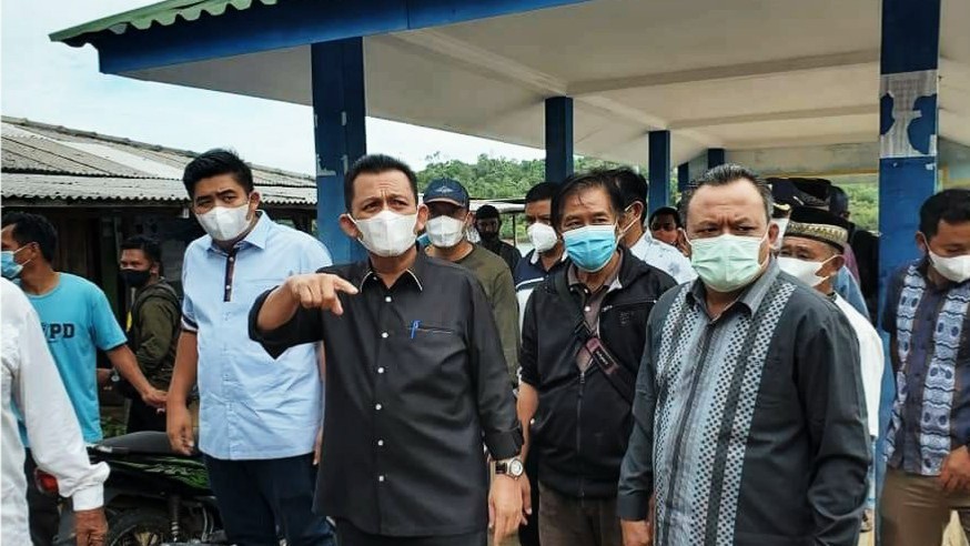 Gubernur Provinsi Kepulauan Riau, Ansar Ahmad, didampingi Wakil Bupati Bintan, Roby Kurniawan dan rombongan saat berkunjung ke Pulau Mantang, Kabupaten Bintan, Provinsi Kepri, Minggu (18/4/2021). (Foto: Istimewa)