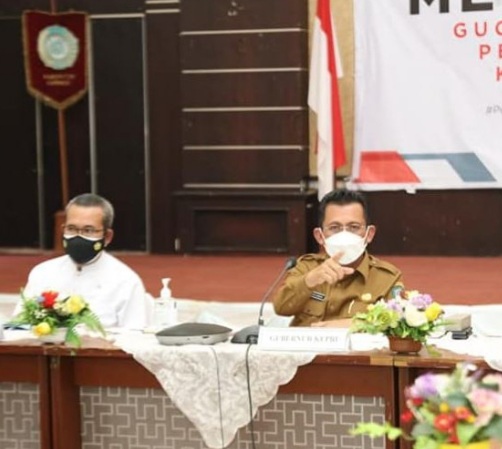 Gubenur waktu rapat masalah pelabuhan dan bandara di gedung nasional