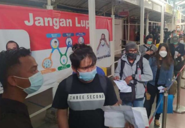 Penumpang baru turun dari kapal dan pengecekan