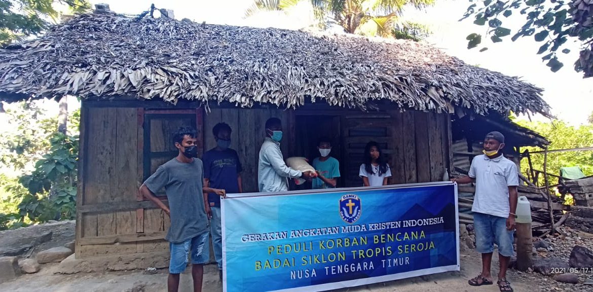 Bantuan yang diserahkan secara simbolik oleh Ketua Umum DPP GAMKI, Willem Wandik, kepada Sekretaris DPP GAMKI Bidang Sosial, Kependudukan, dan Mitigasi Bencana, Neni T. Purba