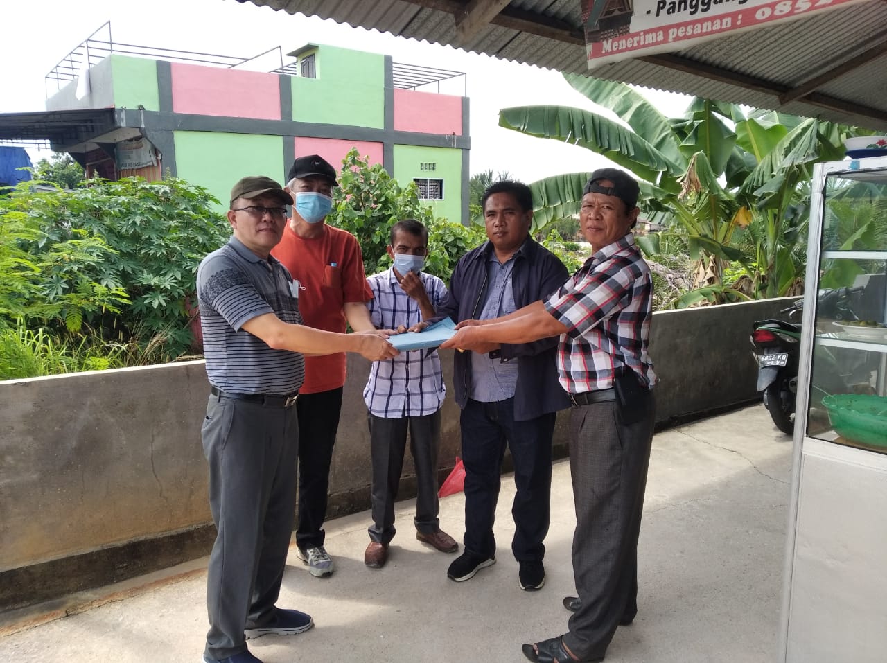Perutusan masyarakat menyerahkan berkas ke pengurus FKMTI Kepri