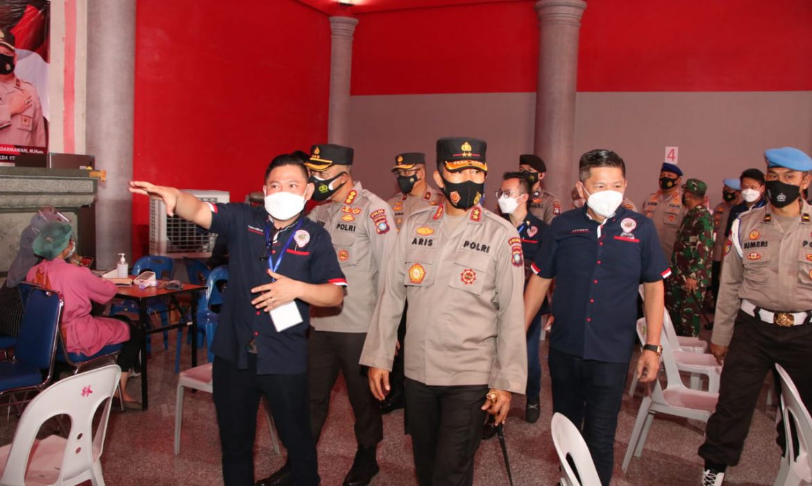 Kapolda Kepri Tinjau Vaksinasi di Vihara Dewi Bahari Baloi Batam