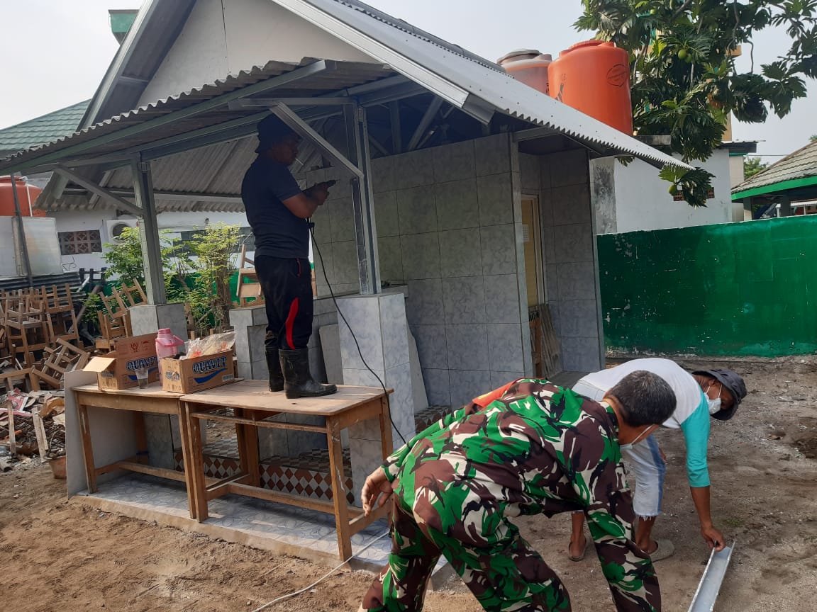 Anggota Koramil 04/KS Bangun Tempat Wudhu dan MCK, MDTA Thoyyibah Islamiyah di Kepulauan Seribu