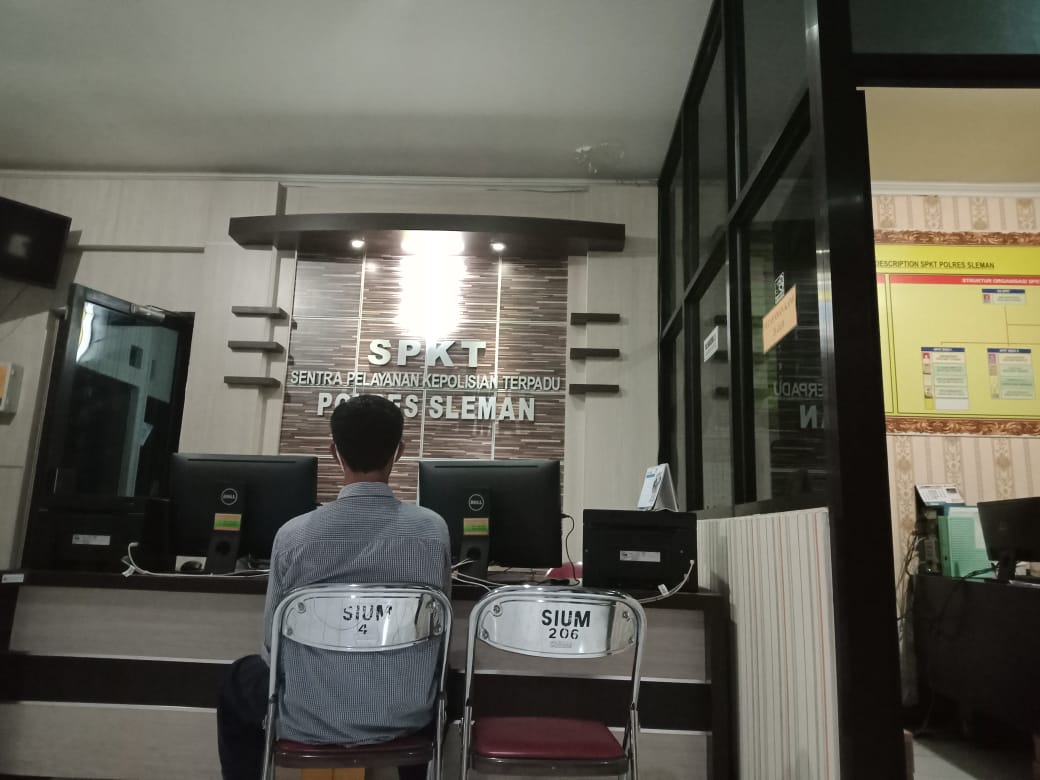 Pria berinisial W saat membuat laporan di Polres Sleman, Yogyakarta Senin 14 Juni 2021 jelang Magrib