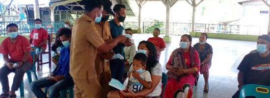 Pembagian Handsanitizer dan Masker oleh Kades Nageri Disambut Antusias Warga