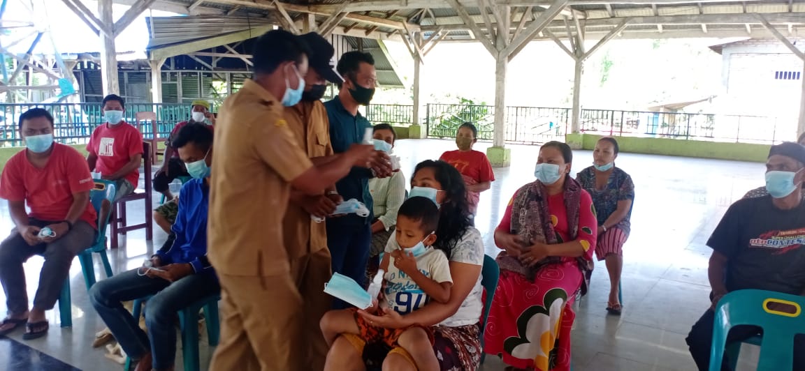 Pembagian Handsanitizer dan Masker oleh Kades Nageri Disambut Antusias Warga