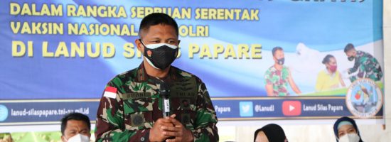 Komandan Lanud Silas Papare Marsma TNI Budhi Achmadi meninjau pelaksanaan Serbuan Covid-19 yang hari ini dilaksanakan di halaman Masjid Abaabiil Lanud Silas Papare, Rabu (30/6/2020)