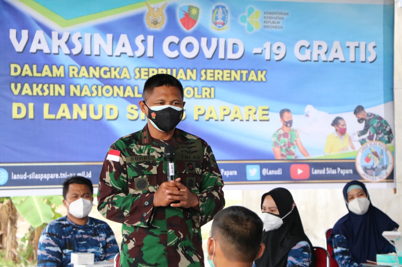 Komandan Lanud Silas Papare Marsma TNI Budhi Achmadi meninjau pelaksanaan Serbuan Covid-19 yang hari ini dilaksanakan di halaman Masjid Abaabiil Lanud Silas Papare, Rabu (30/6/2020)