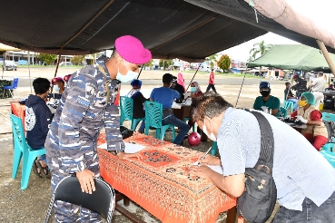 TNI AL Laksanakan Vaksinasi kepada Masyarakat Sorong Papua Barat