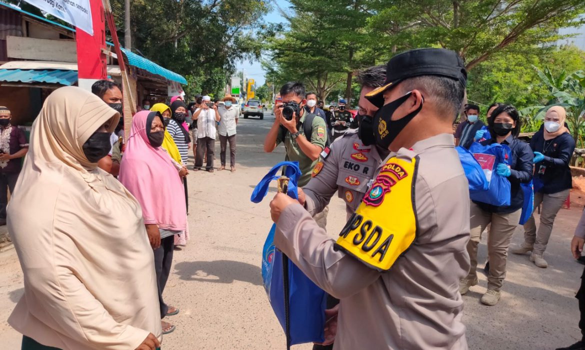 Masyarakat Terdampak PPKM Level 4 Terima Paket Sembako dari Polda Kepri