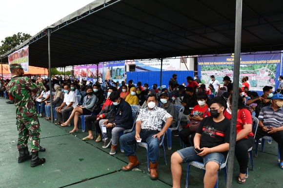TNI AL Vaksinasi Masyarakat yang Tinggal di Aliran Banjir Bandang Jayapura
