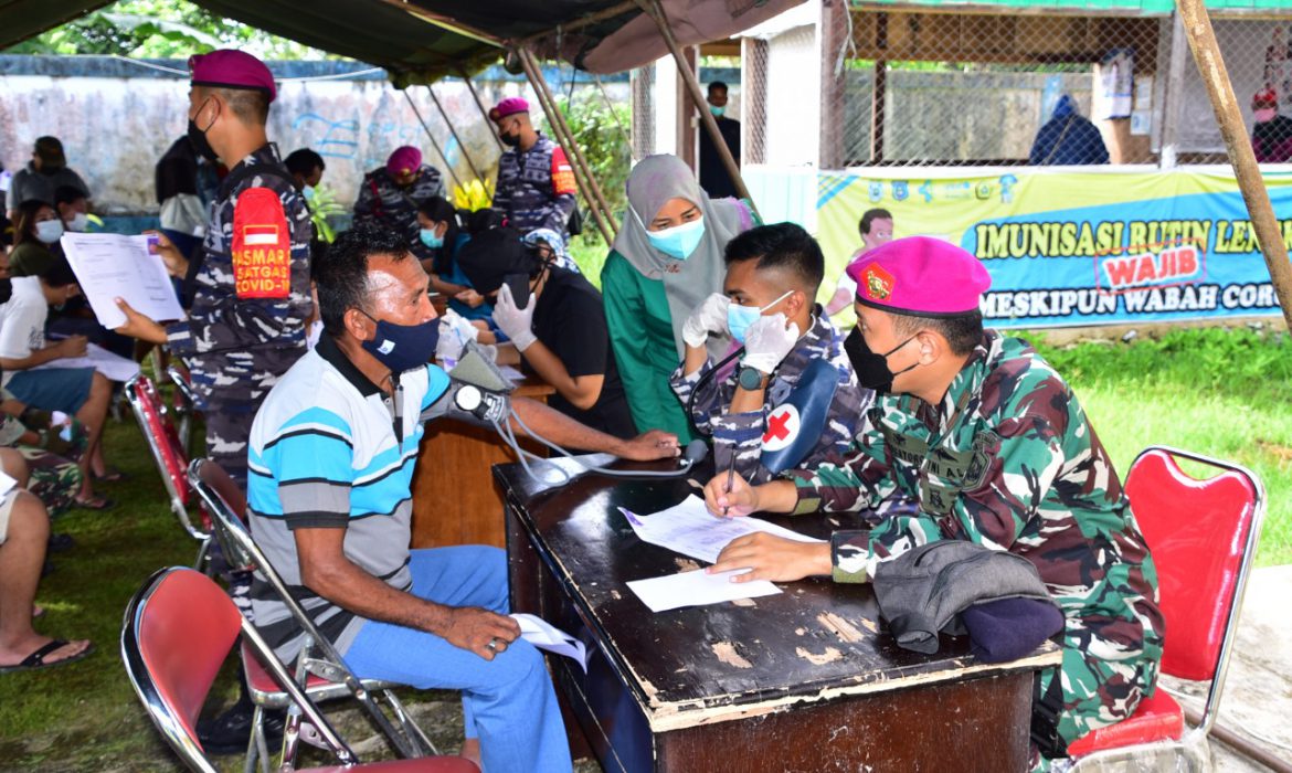 Masyarakat Distrik Aimas Ikuti Vaksinasi yang Digelar TNI AL