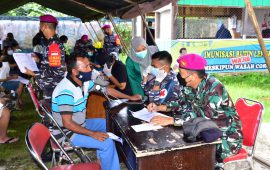 Masyarakat Distrik Aimas Ikuti Vaksinasi yang Digelar TNI AL