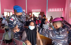 TNI AL Gelar Serbuan Vaksinasi untuk Masyarakat Pesisir Jayapura