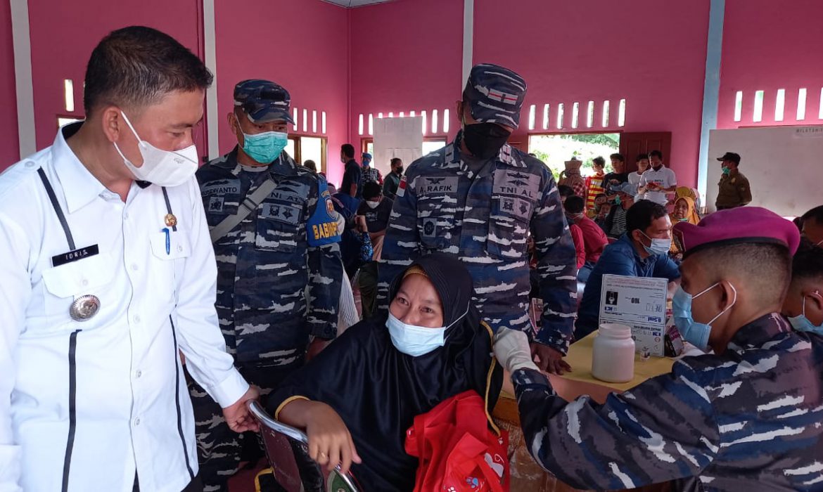 Di Pulau Terpencil TNI AL Ranai Bantu Pelaksanaan Vaksin COVID-19