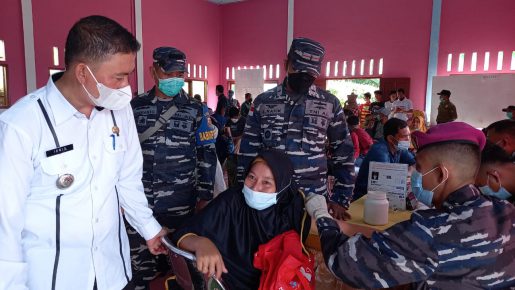 Di Pulau Terpencil TNI AL Ranai Bantu Pelaksanaan Vaksin COVID-19