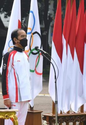 Presiden Joko Widodo secara resmi melepas kontingen Indonesia yang akan berlaga di ajang Olimpiade Tokyo tahun 2021 di halaman Istana Merdeka, Jakarta pada Kamis (8/7/2021).