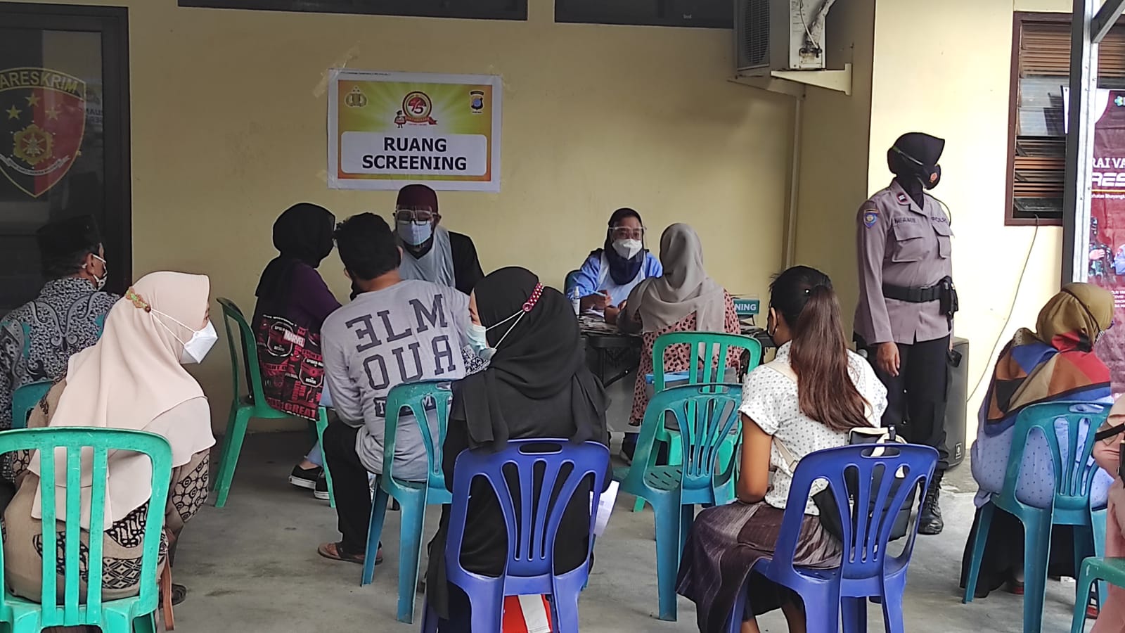ebanyak 150 orang menjalani vaksinasi gratis di Polsek Mlati, Sleman, Yogyakarta Kamis, 15 Juli 2021.