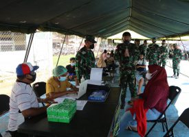Denkesyah Korem 172/PWY dan Lantamal X Jayapura, Polda Papua, dan Dinkes Kota Jayapura menggelar serbuan vaksin di Lapangan Bucen III Waena, Sabtu (17/7/2021)