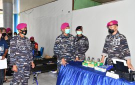 Wadan Pasmar 3 Tinjau Serbuan Vaksinasi TNI AL Kepada Masyarakat Maritim di Pelabuhan Kota Sorong