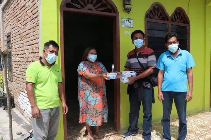 Kades Gunung Membagikan Masker Dan Hand Sanitizer