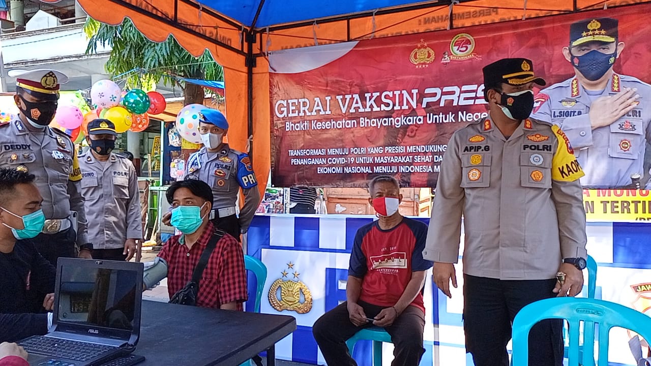 Kapolres Pamekasan Pantau Giat Vaksin Presisi Mobile di Pasar Tradisional