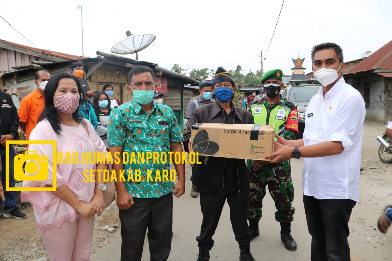 Theopilus Ginting Serahkan Bantuan PPKM, Secara Simbolis Ke Masyarakat Suka Julu