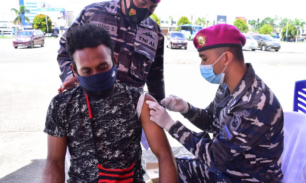 Bersama Puskesmas Mariat TNI AL Kembali Gelar Serbuan Vaksinasi Kepada Masyarakat Maritim