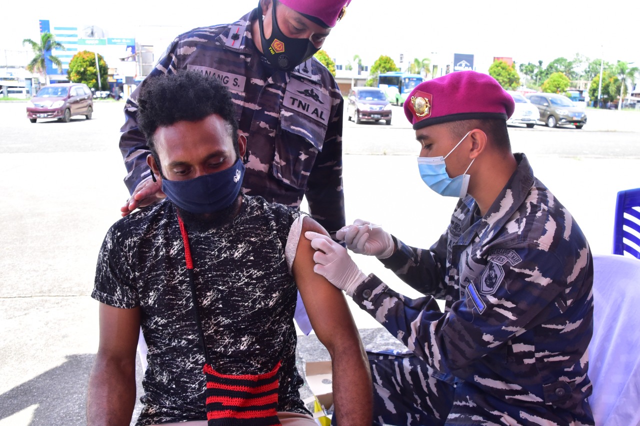 Pasmar 3 bersama dengan UPTD Puskesmas Mariat menggelar serbuan vaksinasi kepada masyarakat maritim di Puskesmas Mariat, Kelurahan Mariyai, Distrik Mariat, Kab. Sorong, Papua Barat. Sabtu (31/07/2021).