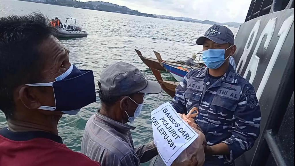 Satrol Lantamal IV BKO Guskamla Koarmada I Beri Paket Sembako kepada Nelayan